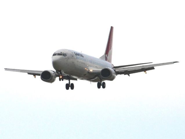 BOEING 737-400 (VH-TJJ) - On short finals for runway 05. Thursday 12th July 2012.