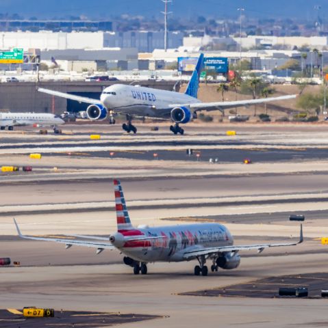 Boeing 777-200 (N769UA) - A United Airlines 777-200 landing at PHX on 2/13/23, the busiest day in PHX history, during the Super Bowl rush. Taken with a Canon R7 and Canon EF 100-400 II L lens.