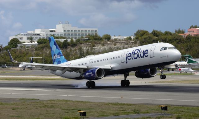 Airbus A321 (N952JB)