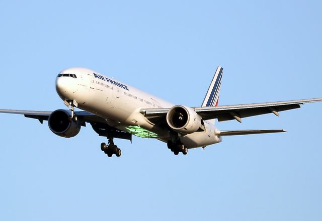 Boeing 777-200 (F-GSQH) - Boing 777-328R on final approach runway 08R26L Roissy Charles De Gaulle Airport (CDG-LFPG). Strange glow under aircraft.