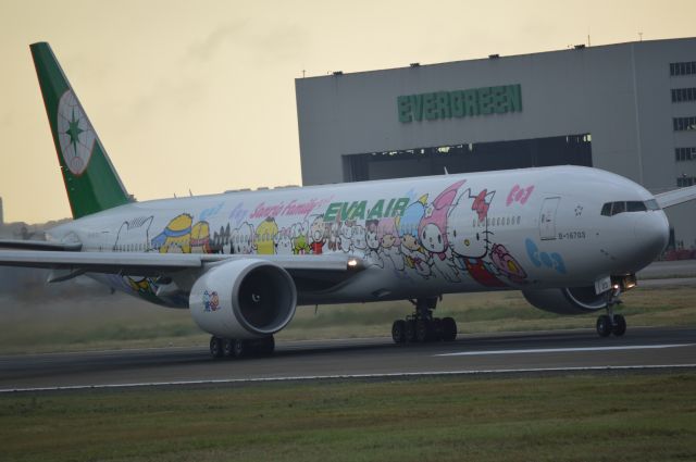 BOEING 777-300 (B-16703) - 首航...