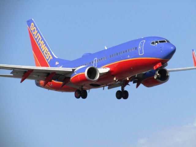 Boeing 737-700 (N263WN) - Landing RWY 20R