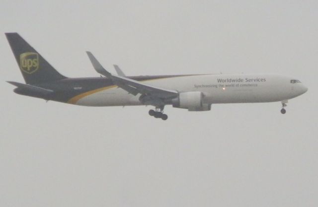 BOEING 767-300 (N327UP)