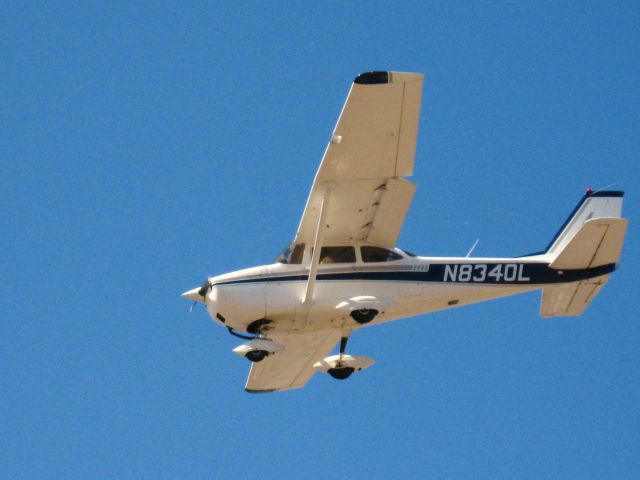 Cessna Skyhawk (N8340L) - LANDING ON RWY 24