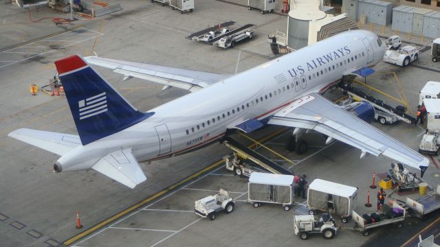 Airbus A320 (N673AW) - us airways A320 parked at the gate.