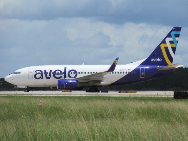 Boeing 737-700 (N701VL)