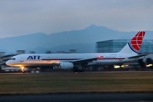 Boeing 757-200 (N753CX) - (25/11/2013)