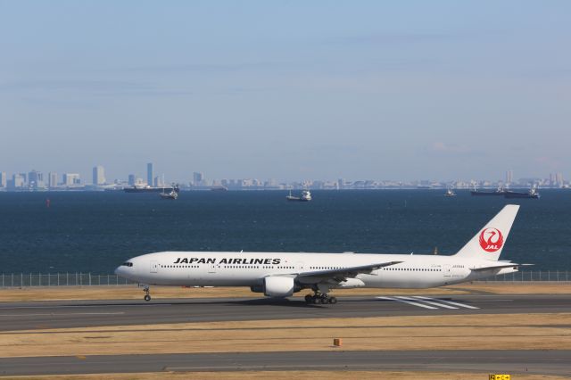 BOEING 777-300 (JA8944)