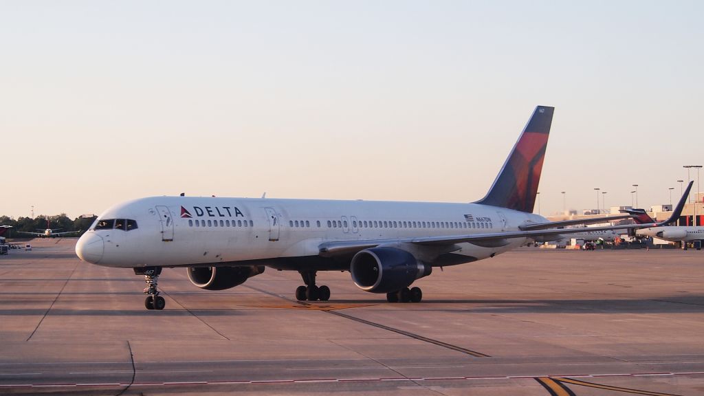 Boeing 757-200 (N667DN)