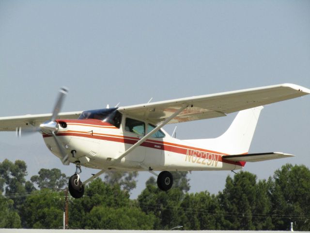 Cessna Skylane (N6229N) - Taking off RWY 24