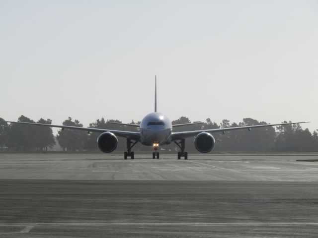 Boeing 777-200 (A6-EBW)