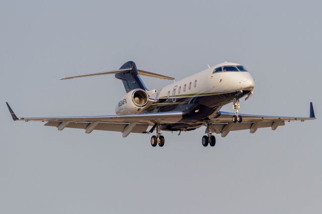 Bombardier Challenger 300 (N534FX)