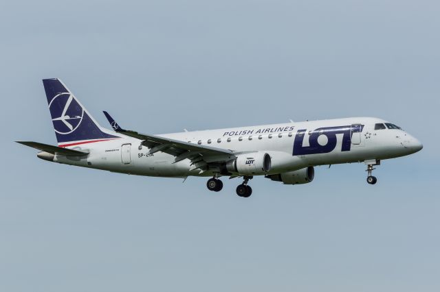 Embraer ERJ 175 (SP-LIA) - WAW SPOTTING