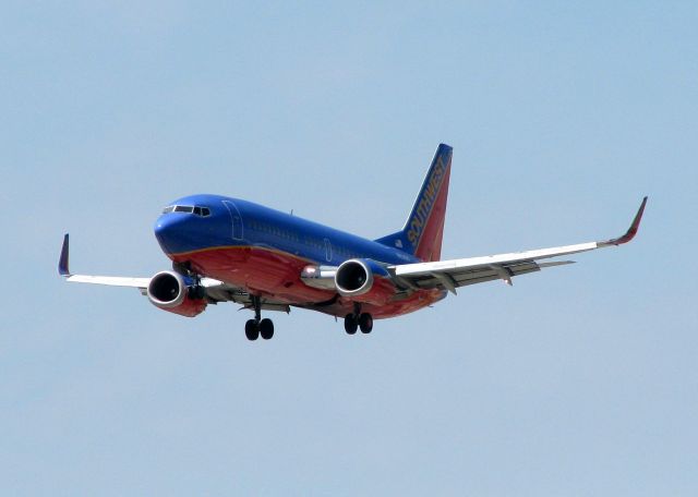 BOEING 737-300 (N631SW) - Landing on 13R at Love Field.