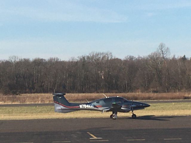 Diamond DA-62 (N784KM) - N784KM (DA62) arriving at Wings Field (KLOM)br /Photo Date: December 27, 2020