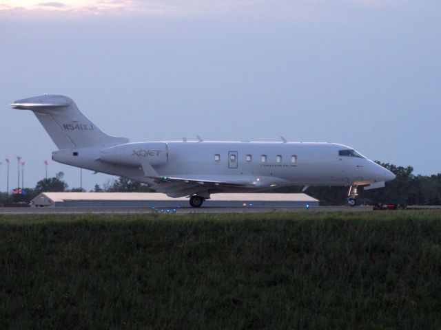 Bombardier Challenger 300 (N541XJ)