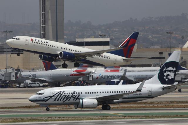 Boeing 737-800 (N386DA)