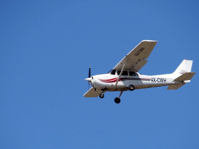 Cessna Skyhawk (4X-CWH) - On approach to HRZ RWY 29 Herzliya Airport. This airport is located in central of Israel (was used by the Israeli Air Forces 101 "First Fighter Squadron as a temporary base from Jun to Oct 1948). Now is mainly used by Flight Schools and General Aviation - Sep. 29, 2016 