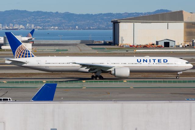 BOEING 777-300ER (N2639U)