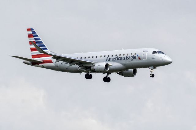 Embraer 170/175 (N220NN)