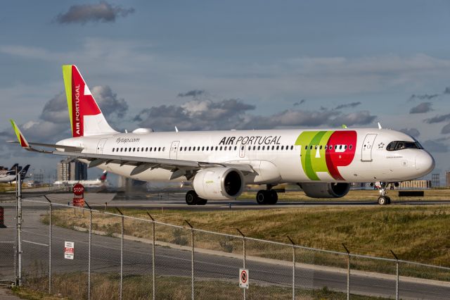 Airbus A321neo (CS-TXG) - 18th July, 2022: Named "Almada Negreiros" after the Portuguese artist, this is one of 20 A321Neo and one of 8 Neo-XLR version in TAP's 75 aircraft strong fleet. She's taxiing for departure to Lisbon's General Humberto Delgado Airport as flight TP 260 from runway 06R at Toronto's Pearson Int'l. 