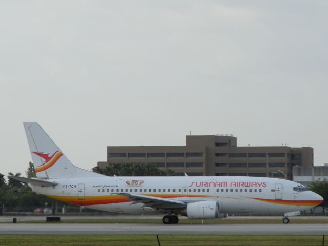 BOEING 737-300 (PZ-TCN)