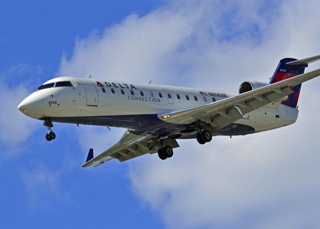 Canadair Regional Jet CRJ-200 (N8968E)