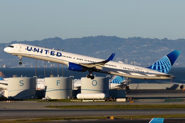 BOEING 757-300 (N78866) - As UA1509 SFO-HNL. Canon R7 + RF100-400mm.