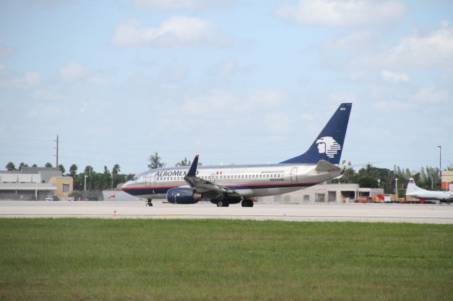 Boeing 737-700 (N904AM)