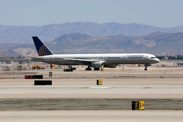 BOEING 757-300 (N75851) - KLAS - Continental stretch Boeing 757-300 series on taxi to Runway 01R at Vegas.