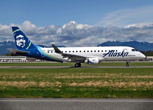 Embraer 175 (N649QX)