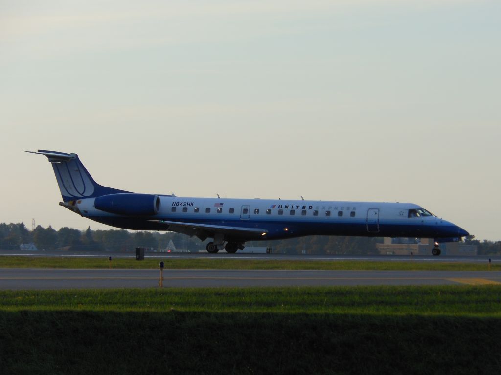 Embraer ERJ-145 (N842HK)