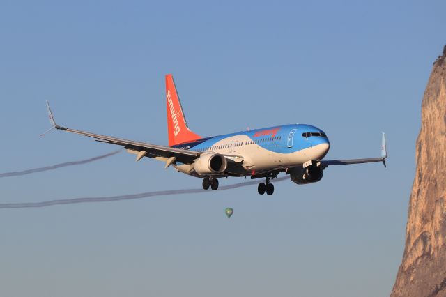 Boeing 737-800 (G-TAWB)
