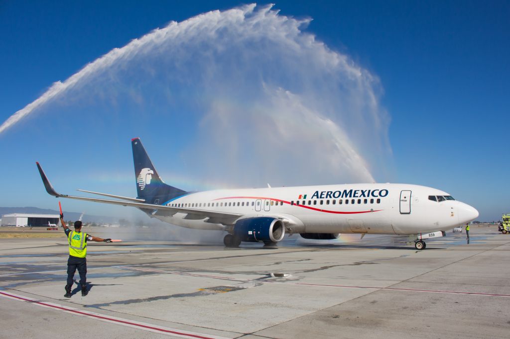 Boeing 737-800 (N859AM)