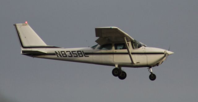 Cessna Skyhawk (N8358L)