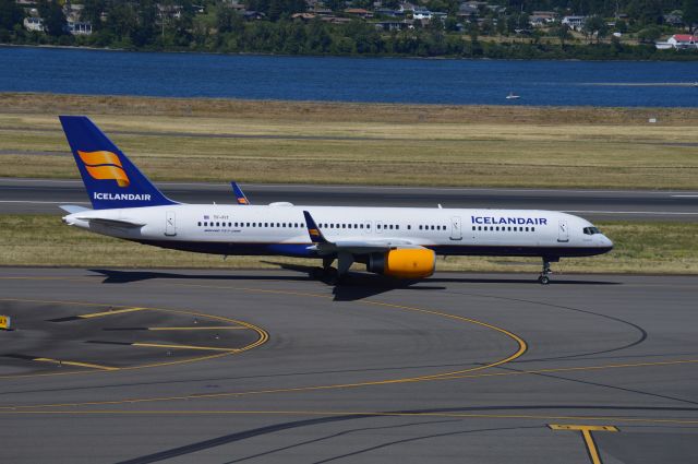 Boeing 757-200 (TF-FIT) - ICE664 taxiing for departure.