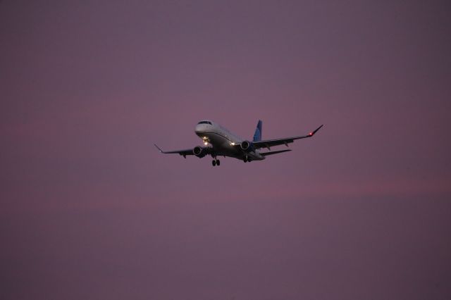 EMBRAER 175 (long wing) (N624UX)