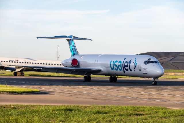 McDonnell Douglas MD-88 (N833US) - N833US, now titled with "The Spirit of Ascent Jeff Kunz"