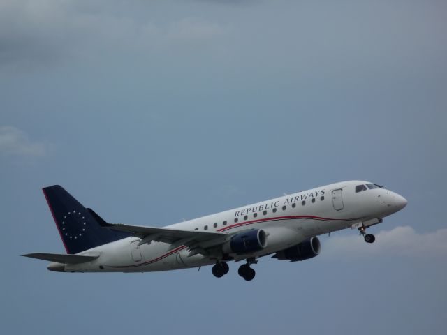 Embraer 175 (N821MD)