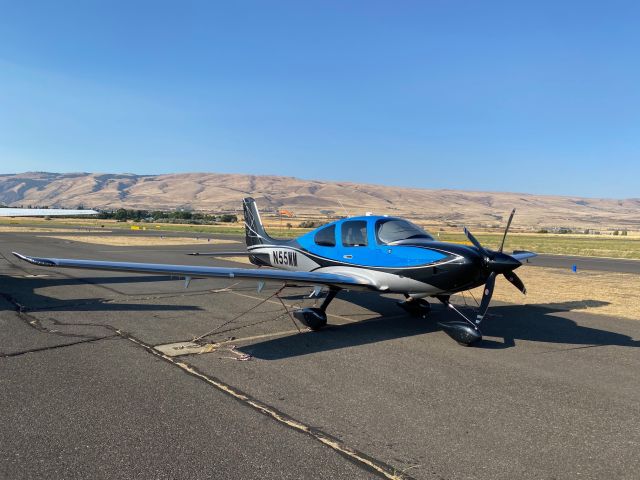 Cirrus SR-22 (N55MM) - This was just after the delivery flight. New airplane smell!