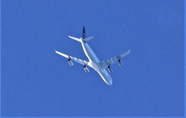 Airbus A340-300 (D-AIFE) - D-AIFE  AIRBUS 340-313-X Lufthansa vol DHL479 de YUL à FRA survolant la ville de Lavaltrie  QC. le 08-07-2022 à 19:14