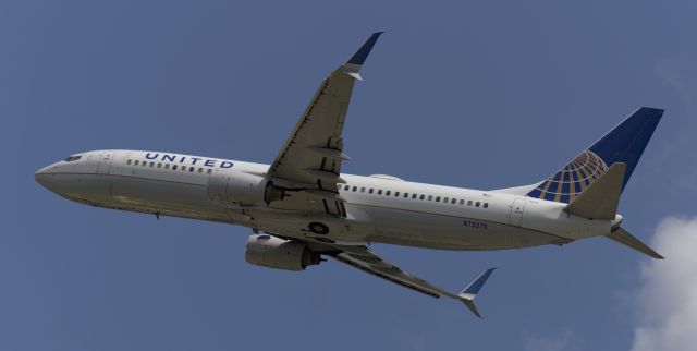 Boeing 737-800 (N73276)