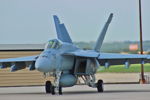 McDonnell Douglas FA-18 Hornet (16-8869)