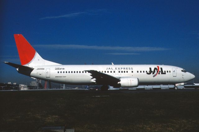 BOEING 737-400 (JA8996) - Taxing at Tokyo-Haneda Intl Airport on 2003/12/13