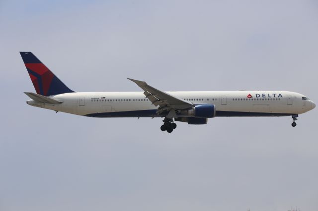 BOEING 767-400 (N831MH)
