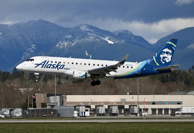 Embraer 175 (N177SY)
