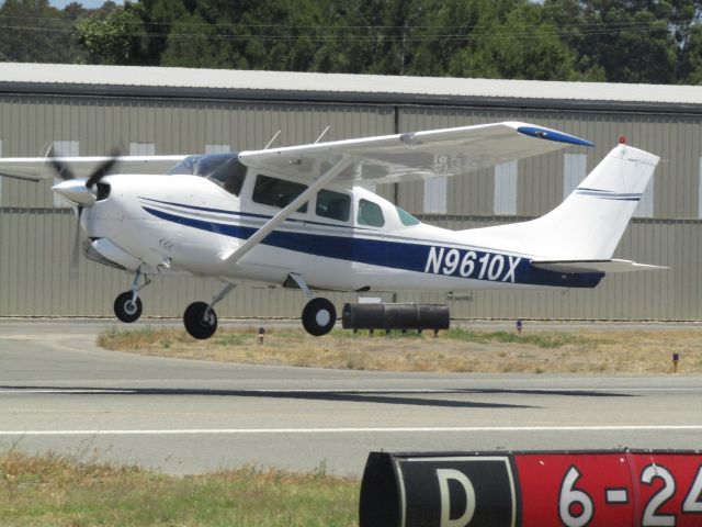 Cessna Centurion (N9610X) - Taking off RWY 24