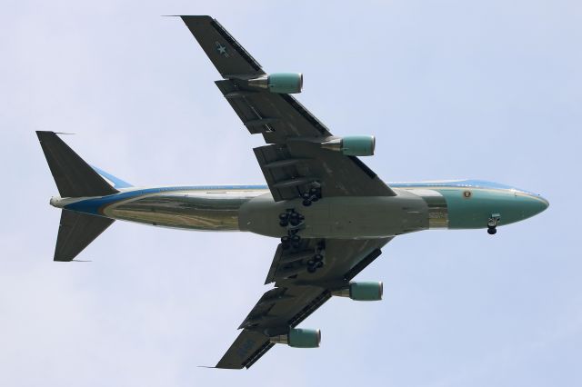 Boeing 747-200 (92-9000) - While waiting for the Warbirds, we were treated to several flybys of SAM 29000 performing several touch & goes at WPAFB on 17 May 2018. What a surprise!