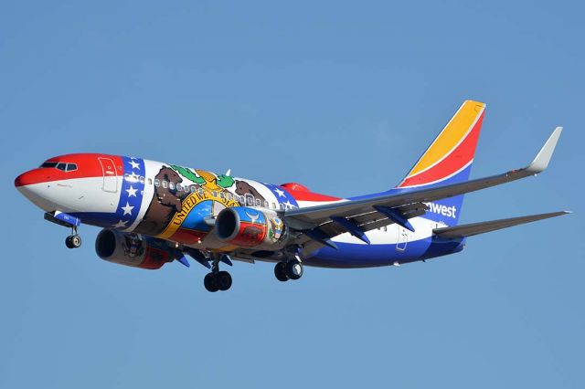 Boeing 737-700 (N280WN) - Southwest Boeing 737-7H4 N280WN Missouri One at Phoenix Sky Harbor on January 24, 2016. It first flew on June 6, 2007. Its construction number is 32533. It was delivered to Southwest on June 20, 2007. 