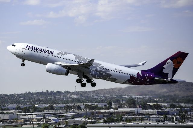 Airbus A330-200 (N384HA)